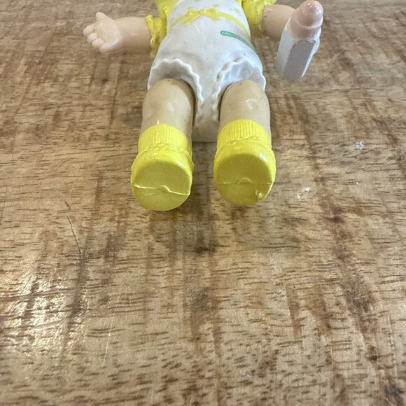 Vintage 1984 CPK CABBAGE PATCH KIDS mini PVC figure baby bonnet bottle poseable - Picture 5 of 7